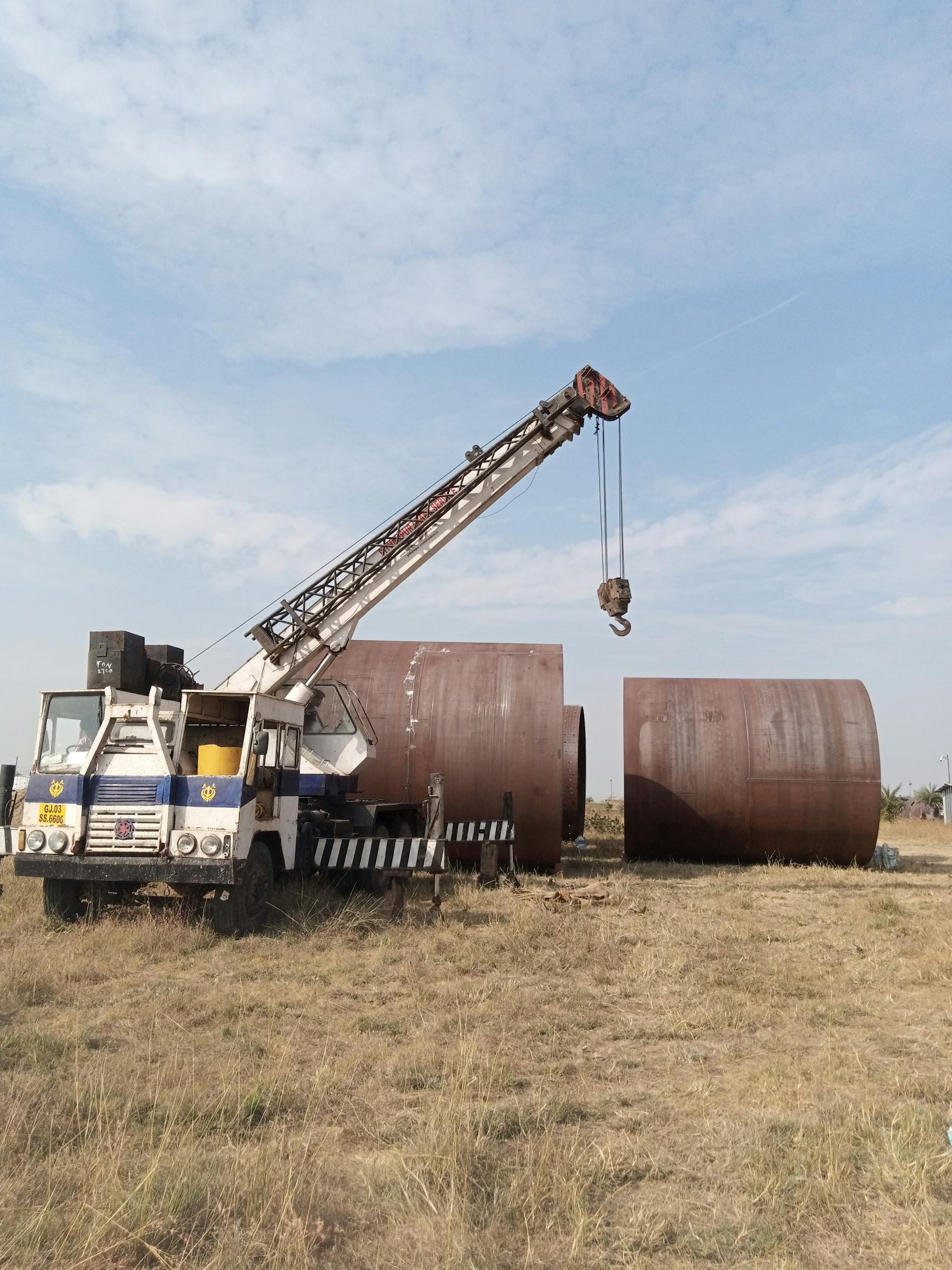 Equipe executando manutenção industrial