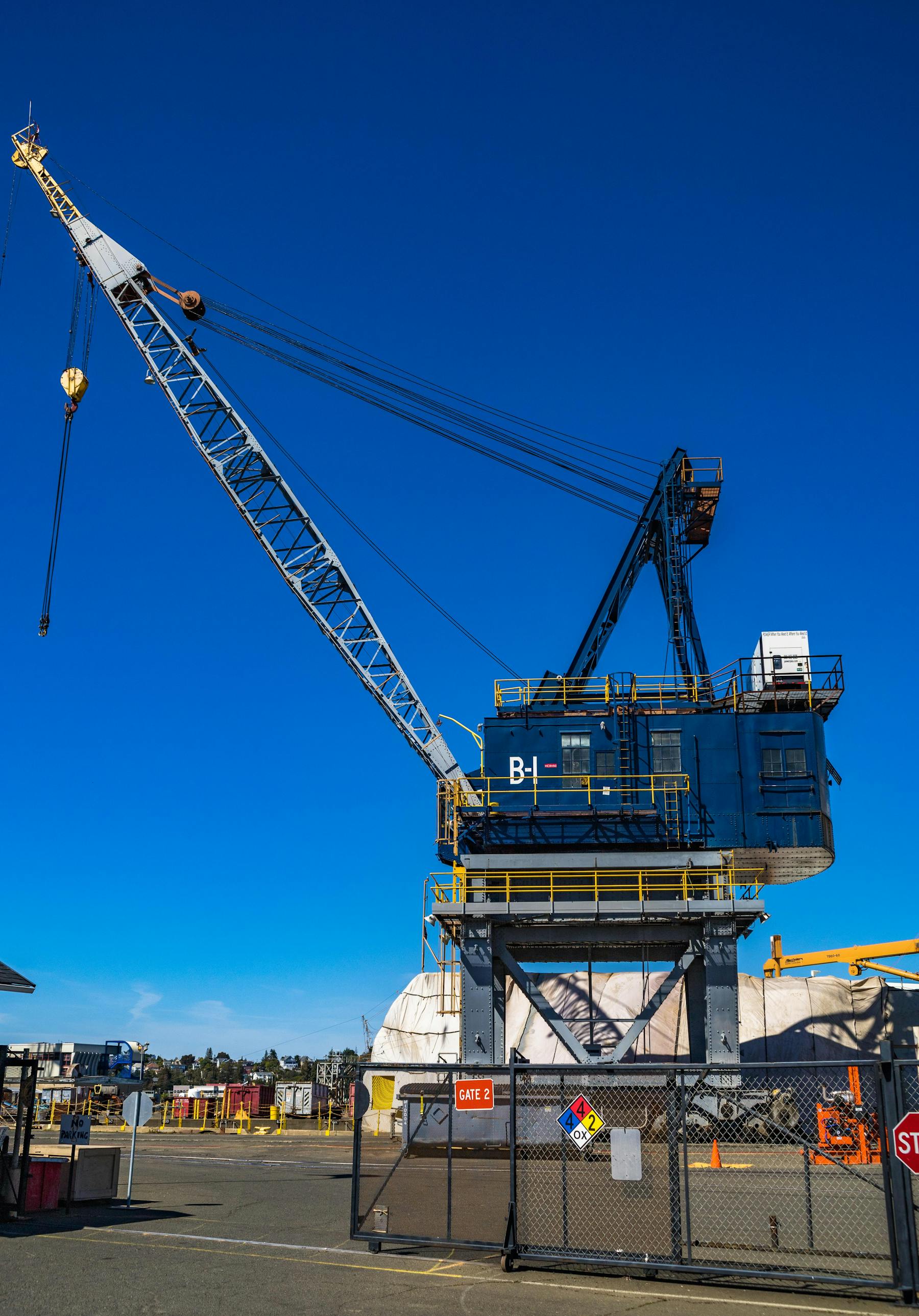 Montagem de equipamentos pesados com guindaste